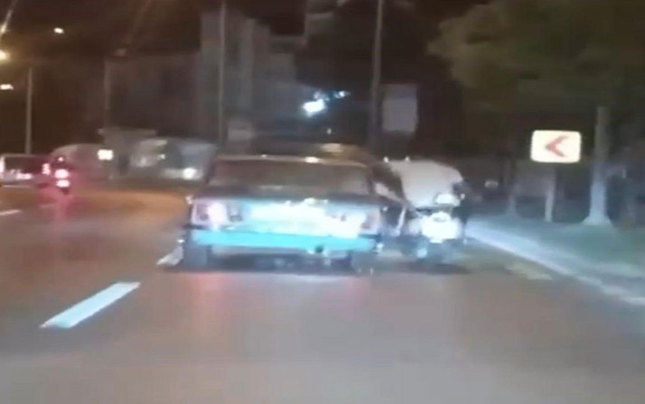 Görenler şaşkına döndü! Kolunu seyir halindeki otomobile yasladı muhabbet etti