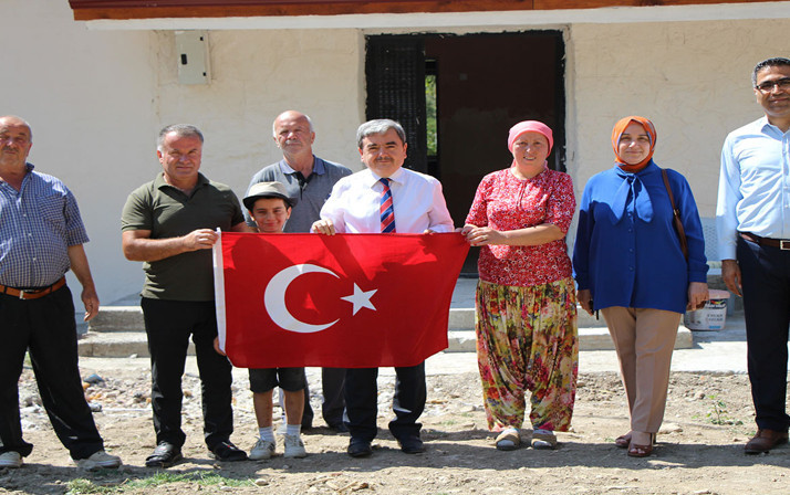 Amasya'da kadın muhtar ve liselilerden taktir toplayan hareket! Canla başla çalışıp köy okulunu restore ettiler