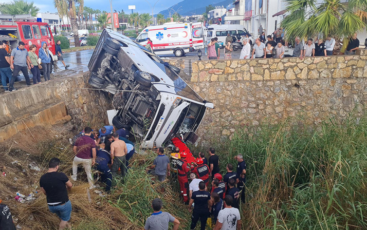 Bodrum'da feci kaza! Midibüs dere yatağına devrildi: 23 yolcu yaralandı.