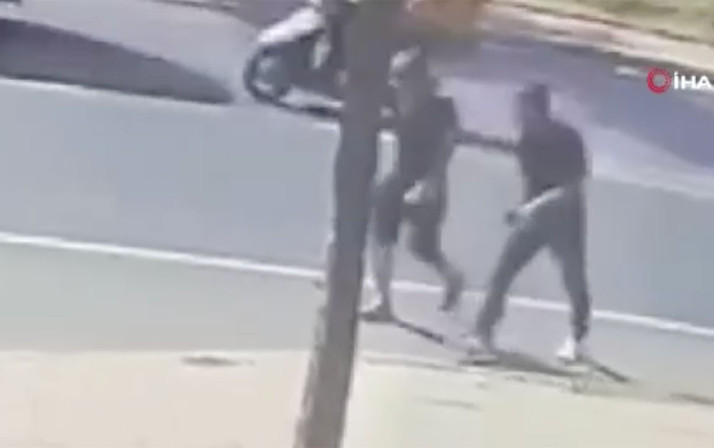 Böyle hırsızlık görülmedi! Yoldan geçen vatandaşlardan yardım istedi, hırsızlık yaptı