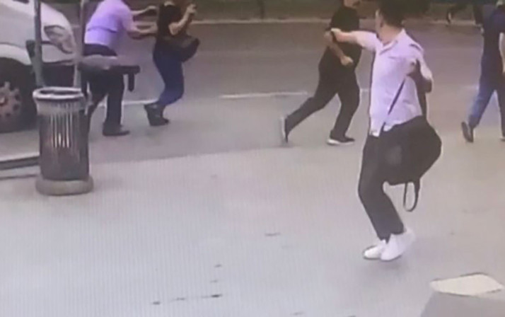 İETT şoförüne havalı tabanca ile saldırdı, mermilerden kaçan şoför kadının arkasına saklandı! O anlar kameraya yansıdı