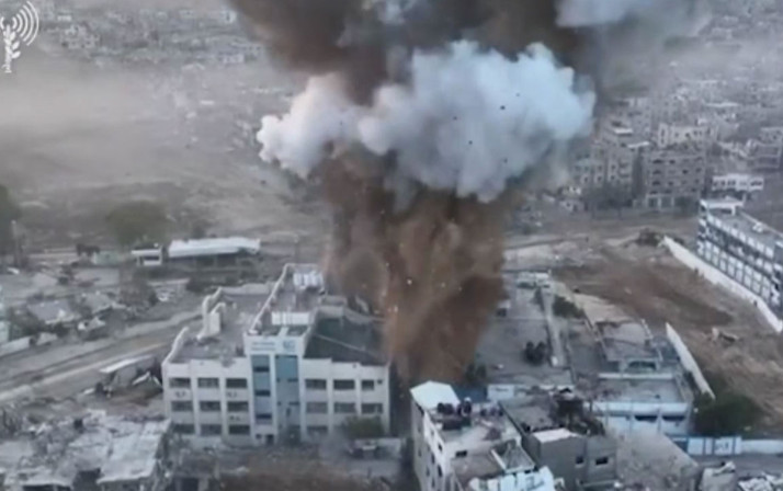 İsrail ordusu insani aradan önce Şifa Hastanesi yerleşkesinin bir kısmını böyle havaya uçurdu
