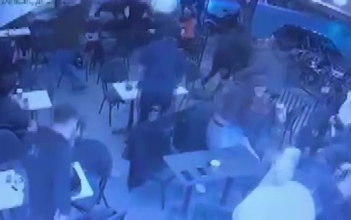 Adana’da Starbucks’a silahlı saldırı! Çığlık çığlığa dehşet anları kameraya yansıdı