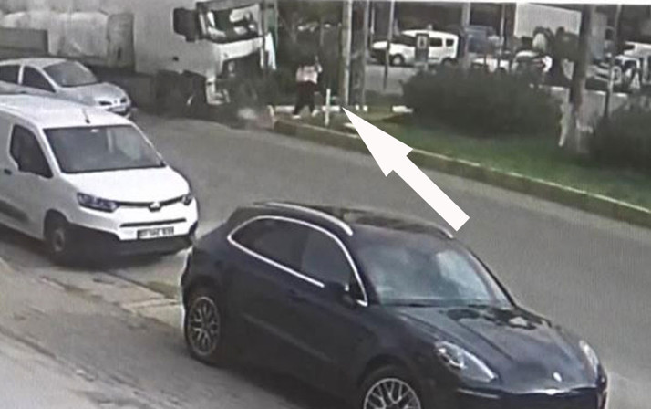 Kız öğrenci saniyelerle ölümden kurtuldu şoka girdi! O anlar güvenlik kamerasına yansıdı