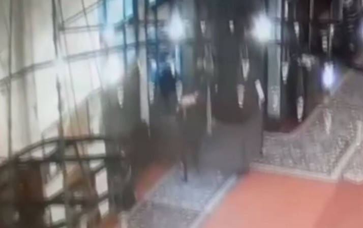 Fatih Camisi imamına bıçaklı saldırı anı güvenlik kamerasında