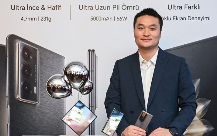 Honor Magic V2 Türkiye'de satışa sunuldu
