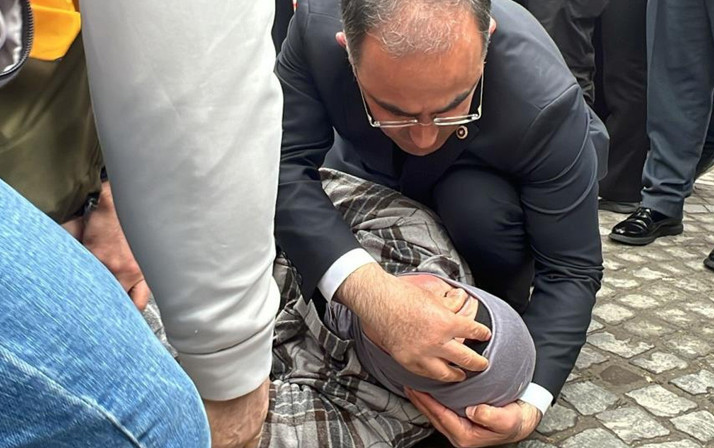 Bakan Yumaklı ile görüşürken bayılan kadına ilk müdahaleyi Milletvekili Arslan yaptı