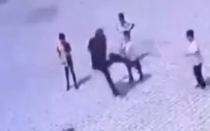 Drone operatöründen küçük çocuğa acımasız tekme!