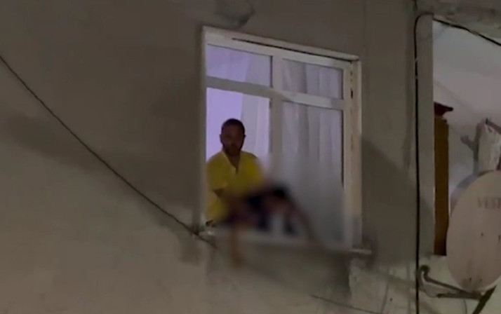 Başakşehir'de korkunç olay! Çocuklarını camdan sarkıtıp aşağı atmakla tehdit etti