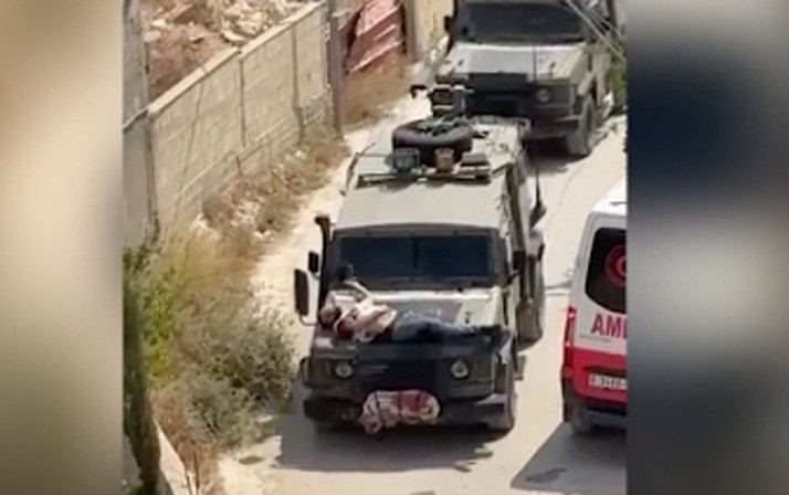 İsrail askerleri yaralı genci, askeri cipin kaputuna bağlayıp aracı sürdü
