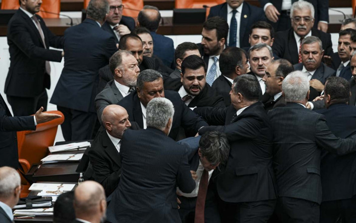 Meclis fena karıştı! Milletvekilleri birbirine girdi