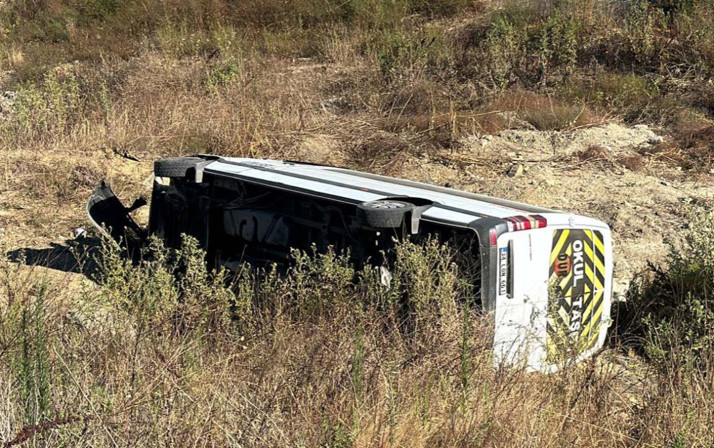 Kontrolden çıkan servis aracı şarampole devrildi! 9 yaralı