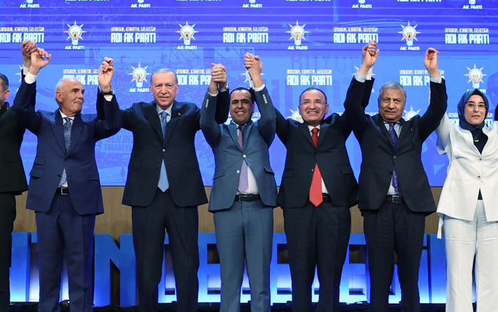 Cumhurbaşkanı Recep Tayyip Erdoğan, partisine yeni katılan üyelere rozet taktı