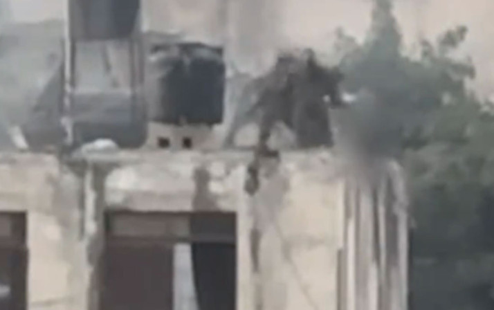 İsrail askerlerinin öldürdükleri Filistinlinin cesedini çatıdan attığı görüntüler ortaya çıktı