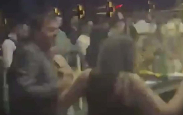 Aracında kaçak elektronik sigara bulunan CHP'li vekil eğlence mekanında görüntülendi