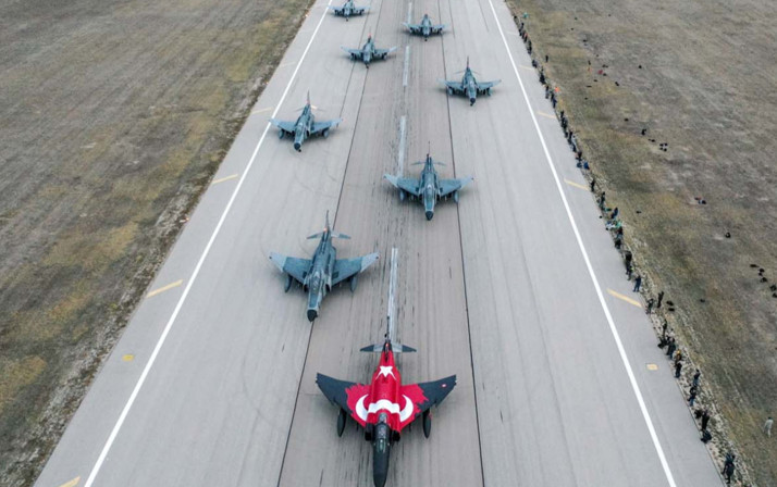 Eskişehir'de 10 F-4E Phantom uçağıyla ‘fil yürüyüşü