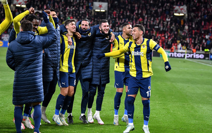 Fenerbahçeli futbolcular ve Mourinho Prog zaferini taraftarla böyle kutladı