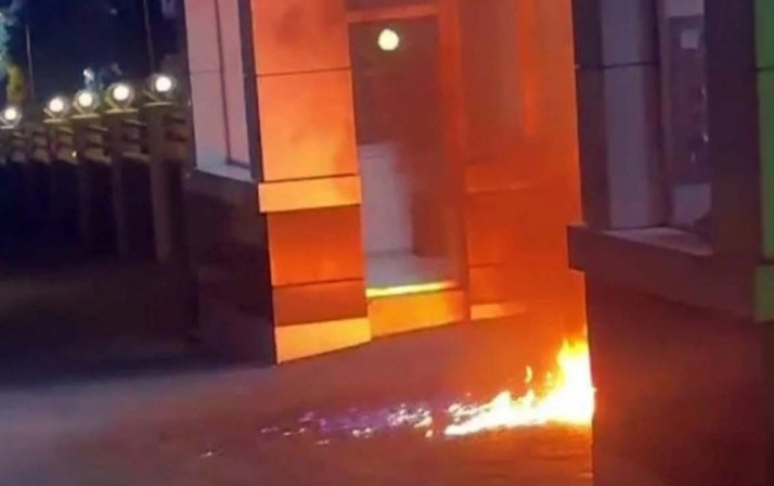 Adana'da kar maskeli iki kişi, güvenlik kulübesini yakıp güvenliğe silah çekti