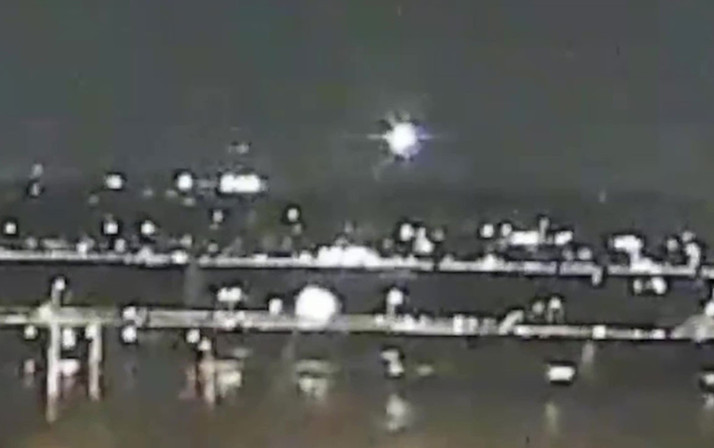 ABD'de yolcu uçağı ile helikopter çarpıştı o anlar görüntülendi