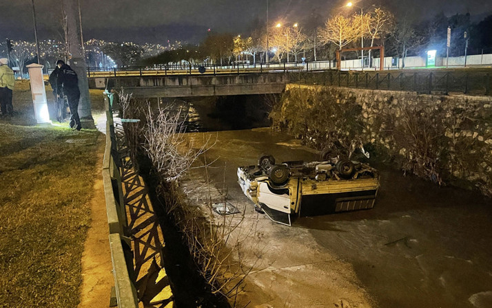 Ankara'da bir sürücü trafikte tartıştığı kişinin aracına beyzbol sopasıyla zarar verdi o anlar kamerada