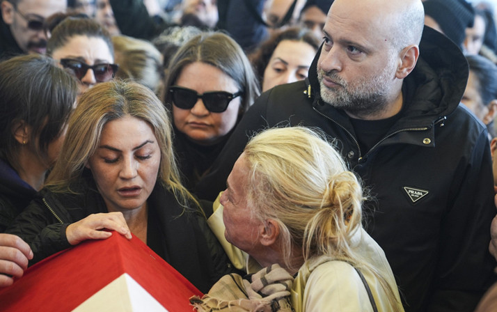 Volkan Konak'ın cenaze töreninde eşi Selma Konak'ın feryadı yürek yaktı: Bana bunu nasıl yaptın Volkan