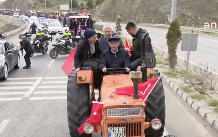 Özgür Özel, Yozgat'ta miting alanına traktörle gitti