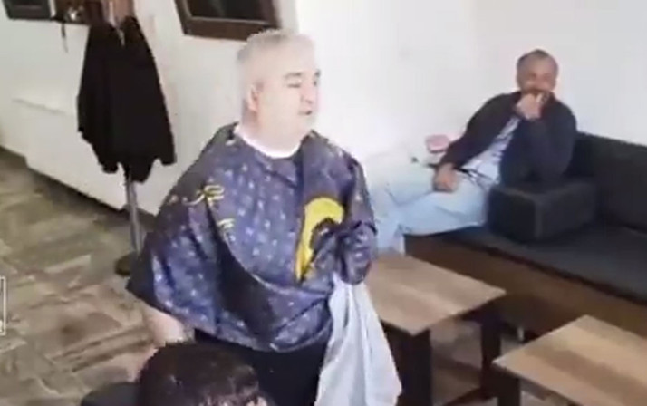 Depreme berber dükkanında yakalanan müşterinin sakinliği şaşırttı