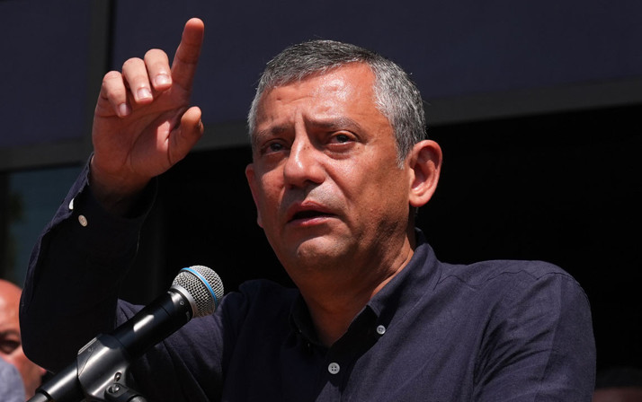 Özgür Özel Ferdi Zeyrek'in cenaze töreninde ağlayarak anlattı: Ben alamadım, o aldı