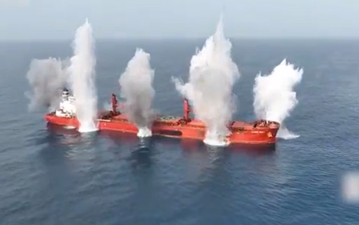 Husiler Kızıldeniz'de gemiyi böyle batırdı görüntüler viral oldu