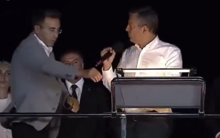 Özgür Özel'in Tuzla mitinginde kürsüde koruma müdürüne tavrı olay oldu