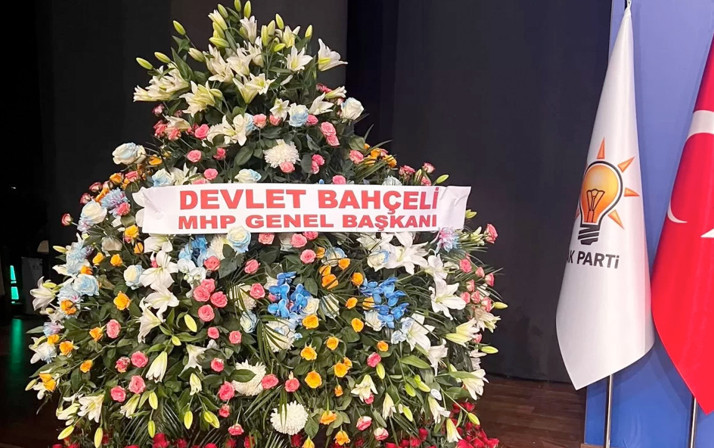 MHP'den AK Parti'ye sembollerle dolu hediye çiçek jesti