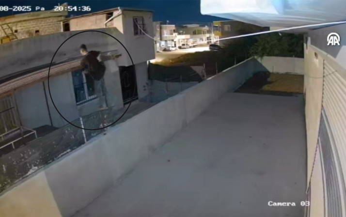 Hırsız damdan girdi 38 bin lira çalıp kapıdan elini kolunu sallayarak kaçtı