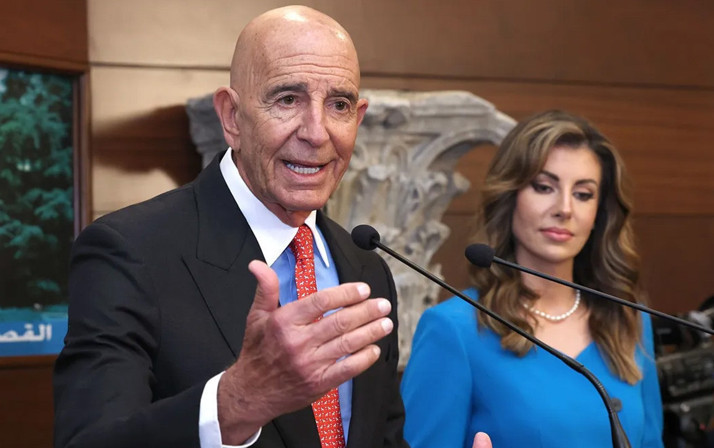 Tom Barrack’tan gazetecilere hakaret: Hayvanca davranmayın medeni olun