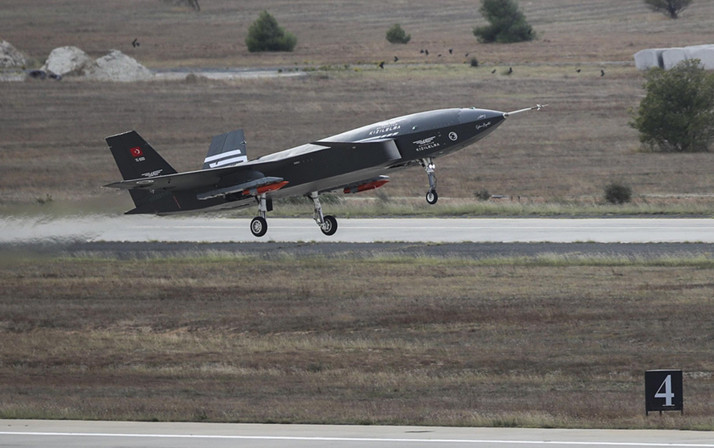 Kızılelma Tolun mühimmatı ile ilk kez uçuş testinde görüntülendi