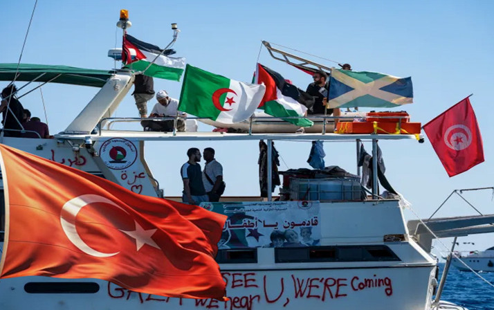 Türkiye Sumud Filosu'na hızır gibi yetişti! Su almaya başlayan tekneye Türkiye'den yardım gecikmedi
