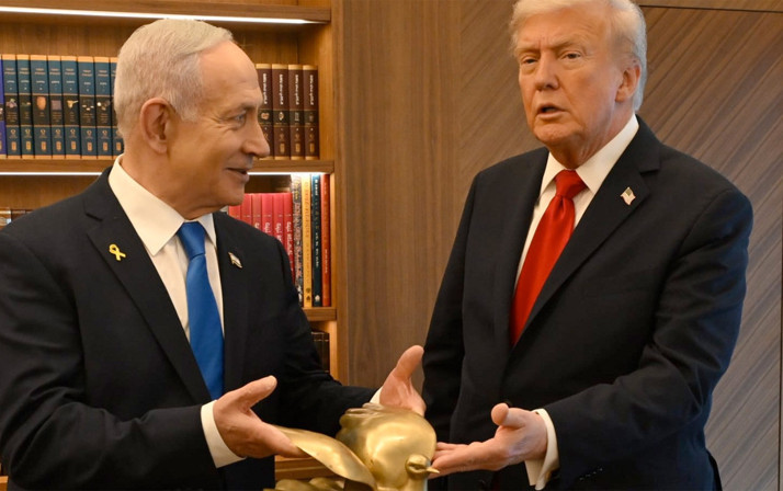 67 bin insanın kanına giren Netanyahu Trump'a altın barış güvercini hediye etti