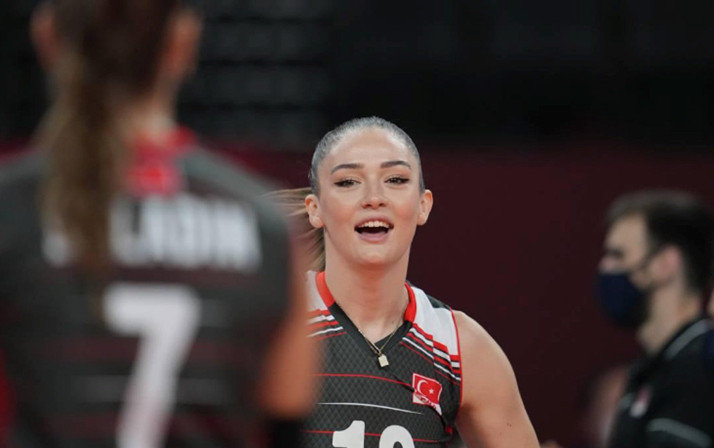 Zehra güneş ayna pozlarıyla sosyal medyayı ateşe verdi! O pozlara bakan bir daha baktı