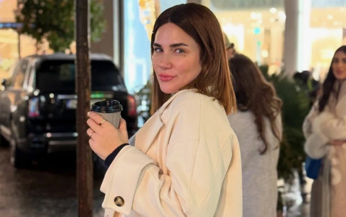 Buse Varol'un ayakkabılarını görenler toynağa benzetti! Garip ayakkabıların fiyatı daha garip...