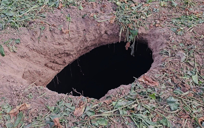 Aksaray'da pancar tarlasında ürküten görüntü! 15 metrelik obruk oluştu, yetkililer inceleyecek