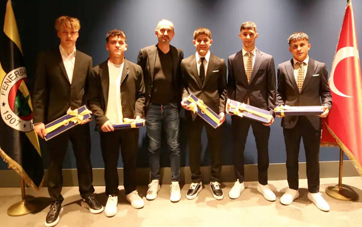 Tuncay Şanlı farkı Fenerbahçe 5 futbolcuyla sözleşme imzaladı