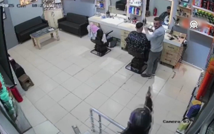 Berber dükkanına silahlı saldırı! Bakan Yerlikaya duyurdu: Gereği yapıldı