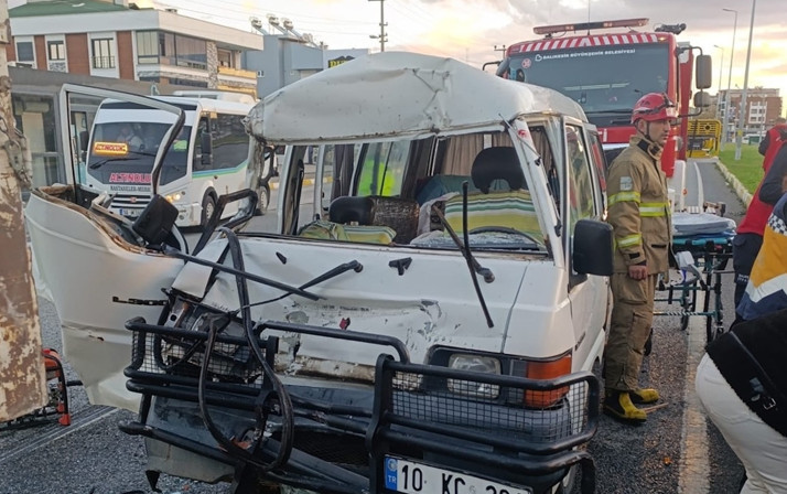 Balıkesir'de korkunç kaza! 3 aracın karıştığı kazada 7 kişi yaralandı...