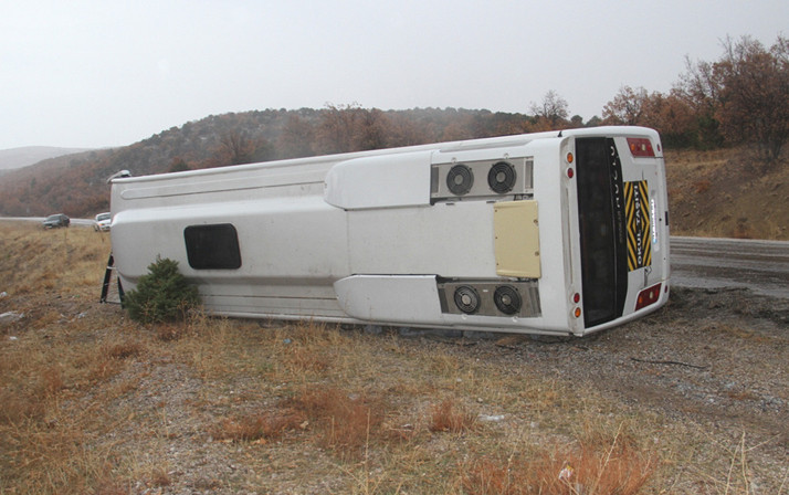 Konya'da öğrenci servisi devrildi: 29 yaralı