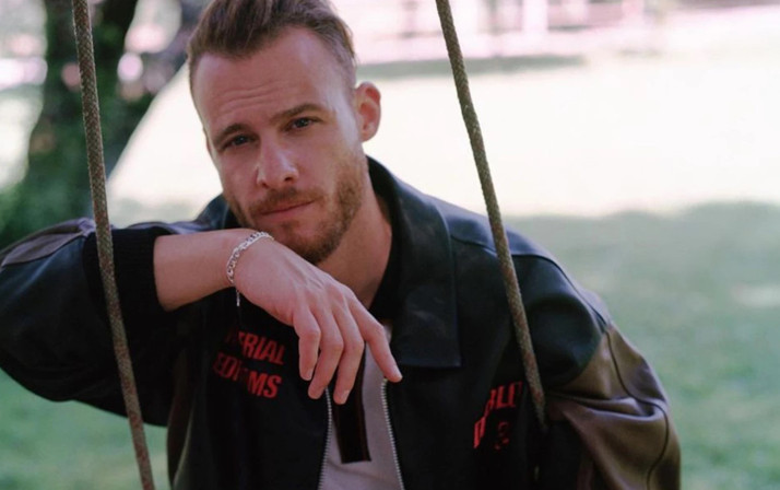 Kerem Bürsin'e Dubai'de ödül! Dünyaca ünlü isimle poz verdi