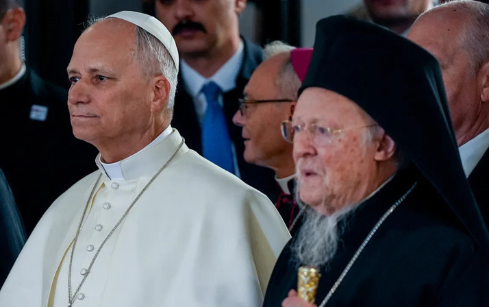 Papa'nın Sultanahmet Camii ziyaretinde ayakkabı detayı