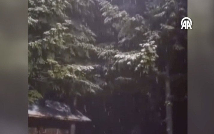 İstanbul'un yanı başında kar başladı!