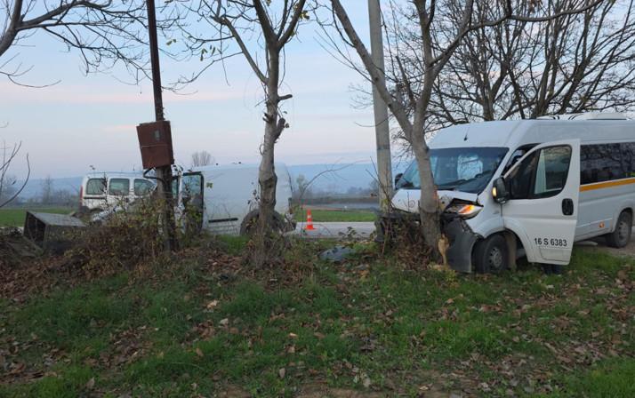Servis aracıyla otomobil çarpıştı: 11 yaralı!