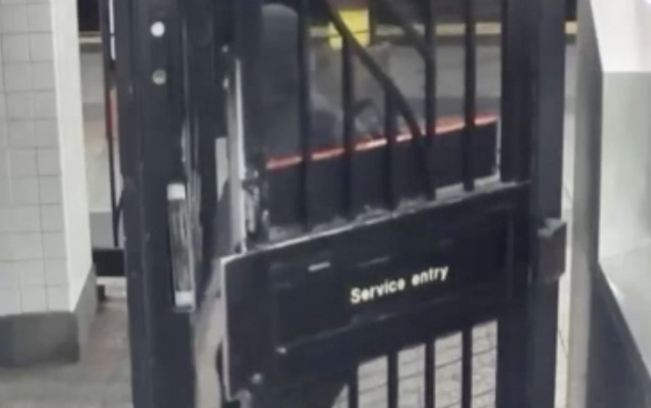 New York metrosunda bir kişi seyahat ederken yakılmak istendi