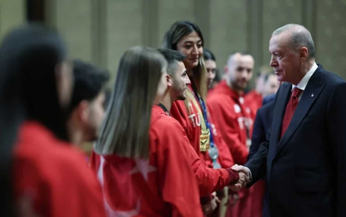 Cumhurbaşkanı Erdoğan madalya kazanan sporcuları külliyede kabul etti