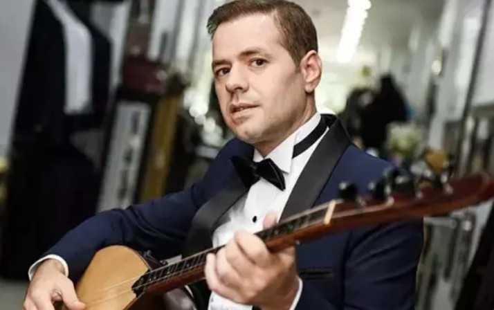 Engin Nurşani'nin oğlu büyüdü! Babasının sazı ile söylediği türkü gözyaşlarına boğdu...